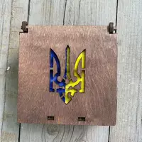 Прапор України 140х90см в сувенірній дерев'яній коробці шкатулці з вирізом національного гербу нашої країни